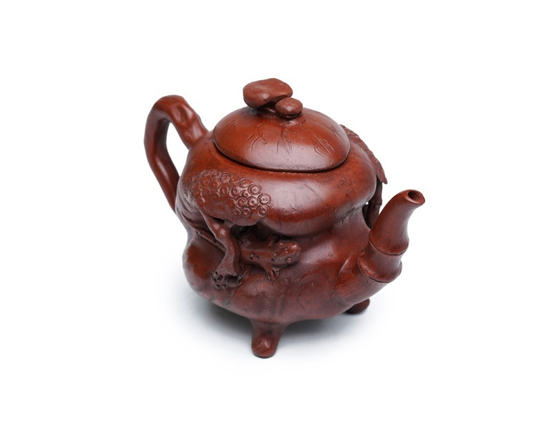 宜興紫砂壺原礦紅泥仙人洞仿生壺(460ml)，南山居手工紅泥仿生紫砂壺，壺身雕塑蟾蜍與松茸，竹節壺嘴造型獨特，古樸雅緻。