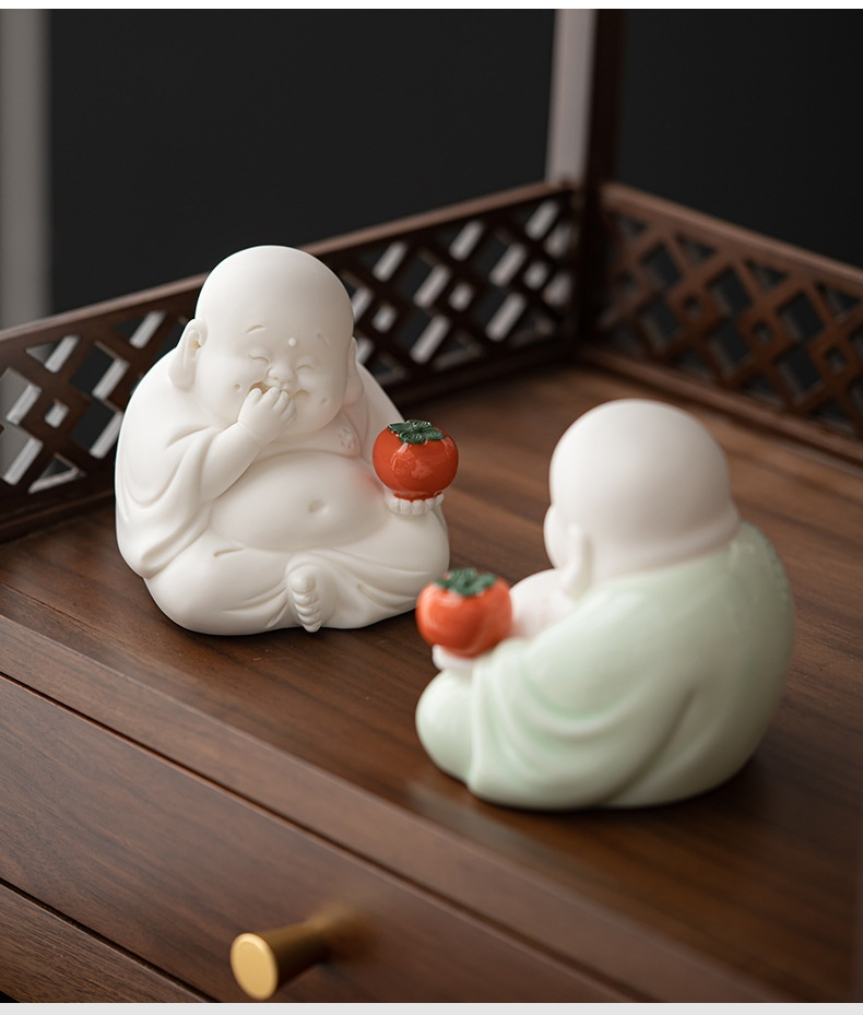 事柿如意彌勒佛擺件，南山居手工陶瓷彌勒佛茶寵，童趣彌勒佛手捧柿子，面帶喜悅，為茶席增添禪意與福氣。