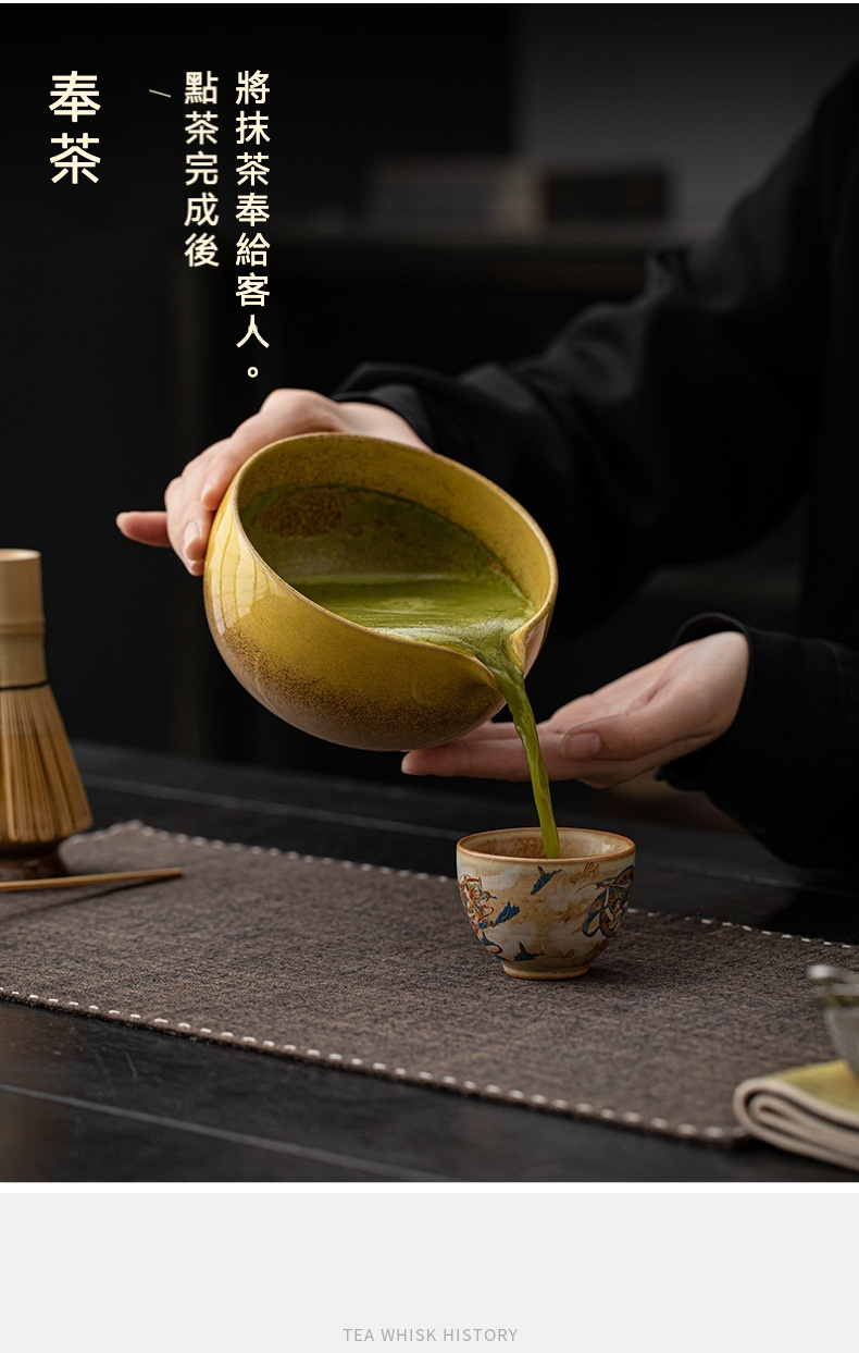 點茶 - 彩窯日式抹茶八件組，南山居手工釉彩抹茶片口碗，將翠綠抹茶緩緩倒入繪花茶杯中，展現優雅抹茶茶道。