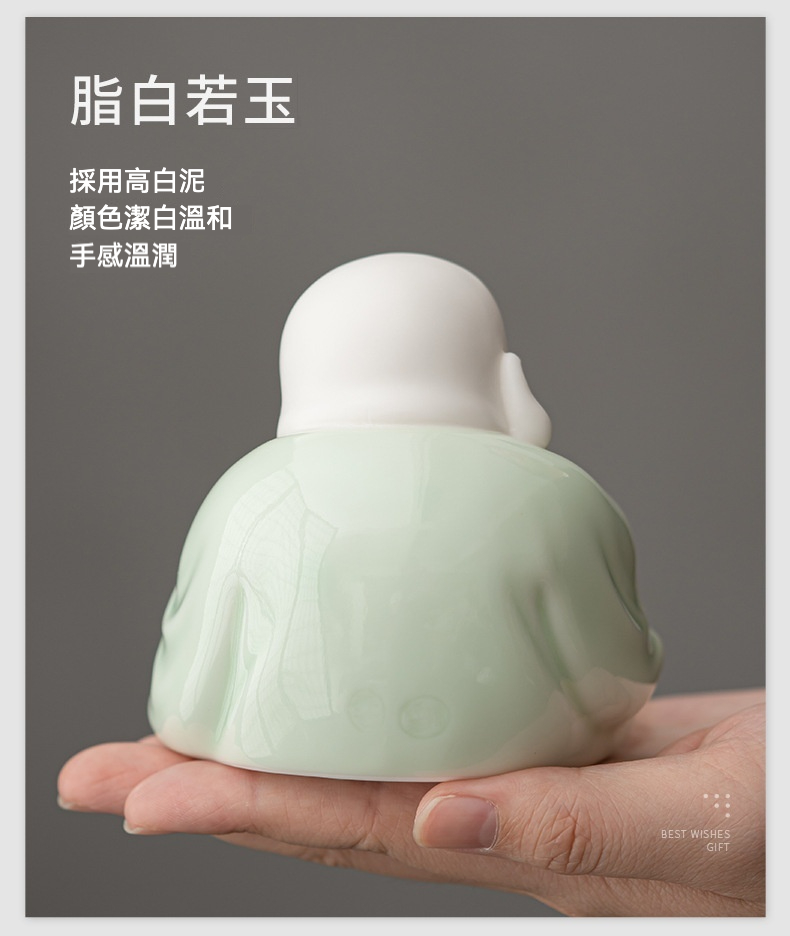 事柿如意彌勒佛擺件，南山居陶瓷彌勒佛茶寵，頭部潔白如玉，身披淺青色釉，姿態圓潤，溫潤祥和，為茶席增添禪意與福氣。