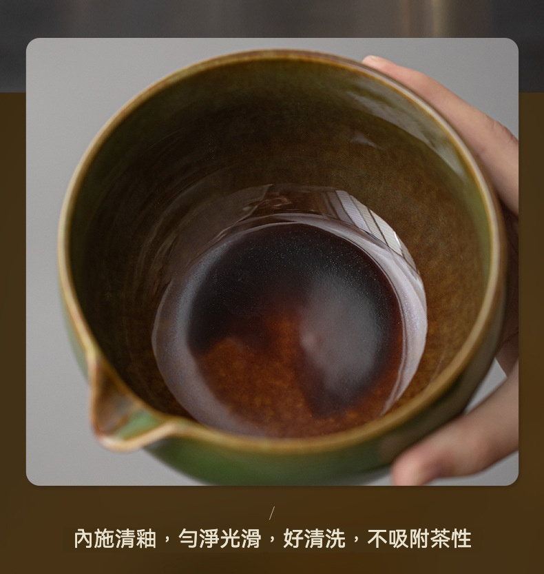 點茶 - 彩窯日式抹茶八件組，南山居手作陶瓷公道杯，外壁墨綠，內施棕色清釉，盛有澄澈茶湯，凸顯茶色。