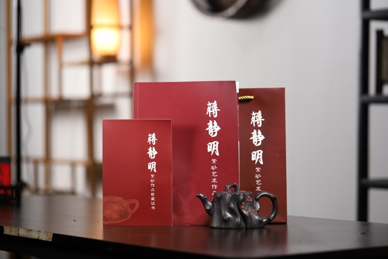 宜興紫砂壺原礦高黑泥松樁茶壺(270ml)，南山居獨特紫砂樹樁壺，壺身仿若古老樹根，色澤沉穩內斂，搭配品牌珍藏證書。