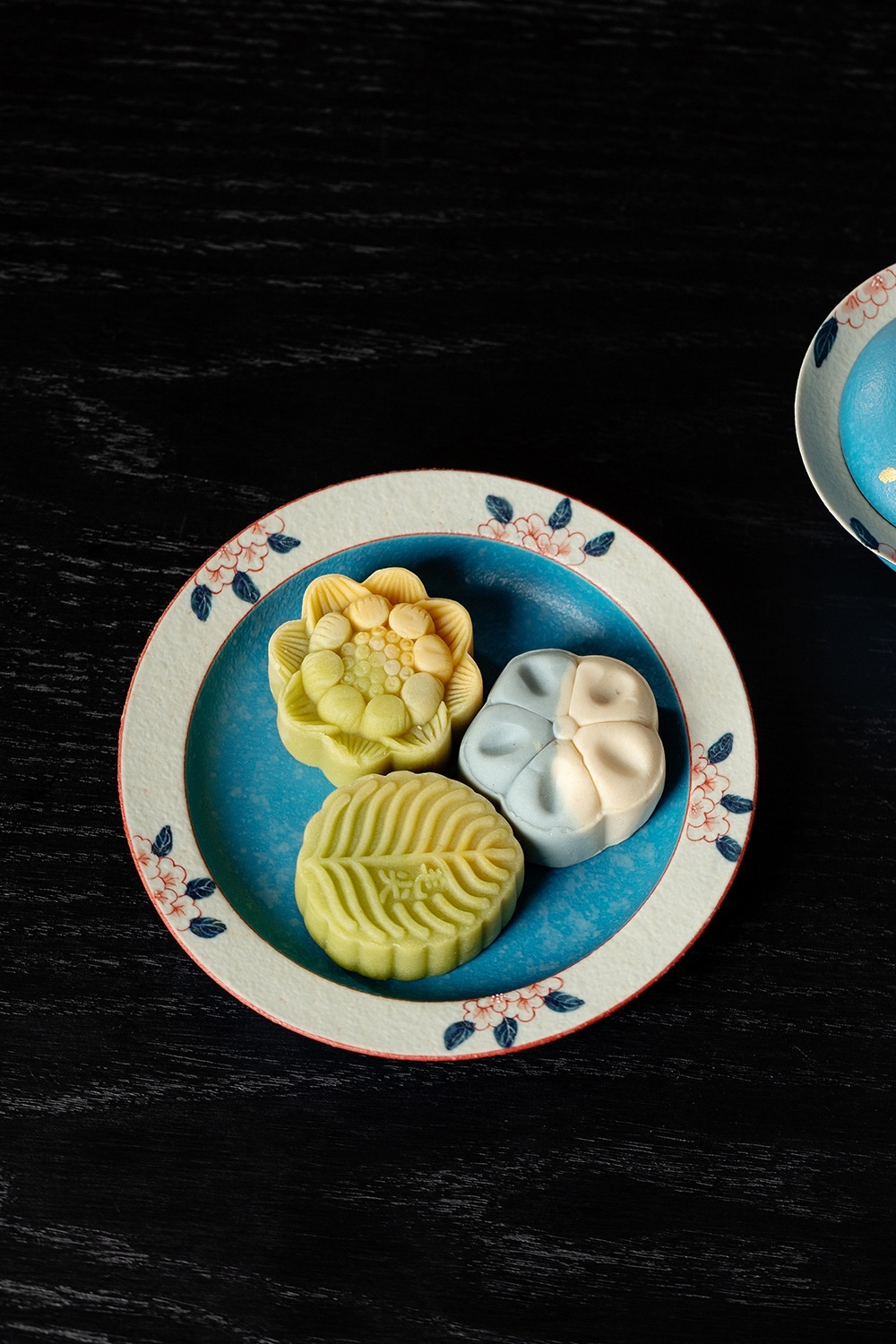 霧淞藍-丹蕊花窗茶具系列，南山居精緻花形茶點，搭配雅緻陶瓷點心盤，展現東方茶席美學。