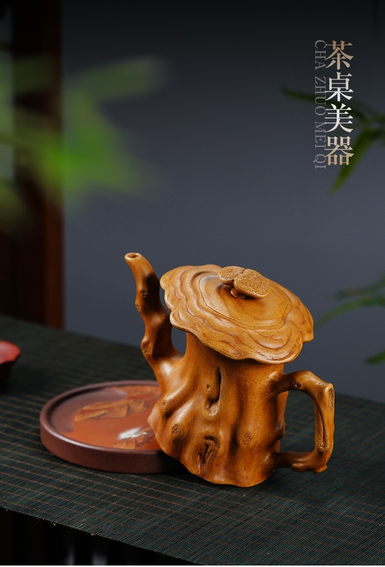 宜興紫砂壺原礦黃金段泥靈芝樹樁仿生壺(750ml)，南山居手工根雕茶壺，壺身仿天然樹瘤紋理，蓋為靈芝造型，展現獨特茶器美學，搭配紅泥茶盤。