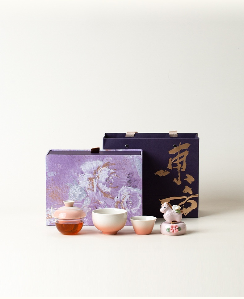 一路生花旅行快客杯套裝禮盒，南山居精緻茶具禮盒，包含透明玻璃蓋碗、漸變粉色陶瓷茶杯一組，搭配粉彩獨角獸茶寵與典雅包裝盒，展現茶道美學。