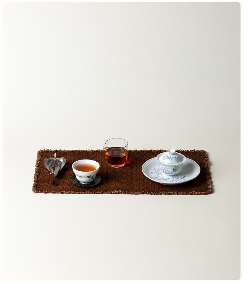 碟戲藍星蓋碗，南山居描金手繪花卉蓋碗茶具組，包含精緻陶瓷茶杯、玻璃公道杯與特色茶漏，展現優雅茶席。