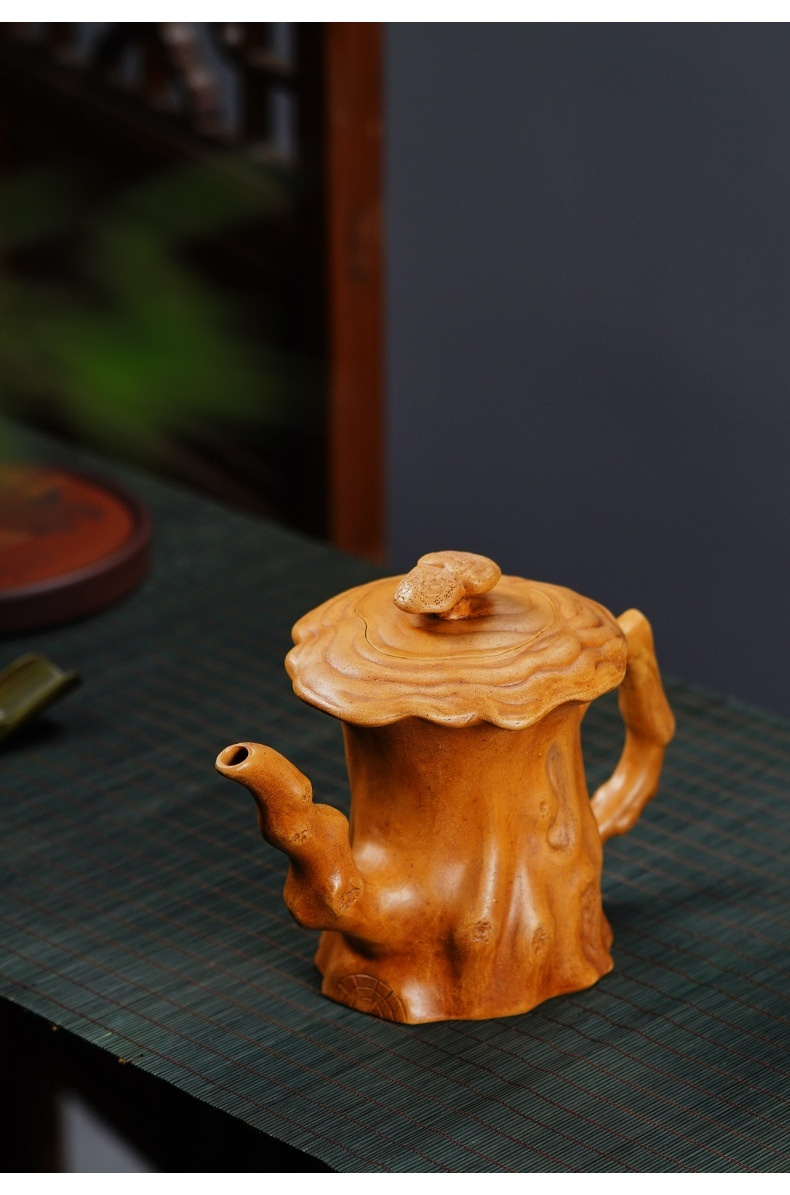 宜興紫砂壺原礦黃金段泥靈芝樹樁仿生壺(750ml)，南山居手工紫砂樹樁壺，仿生設計，壺身如古老樹幹，紋理自然質樸，具獨特禪意美學。