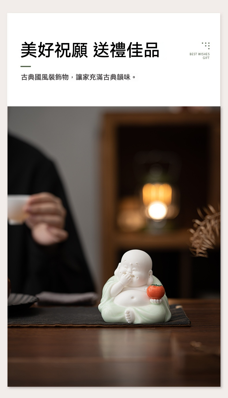 事柿如意彌勒佛擺件，南山居白瓷彌勒佛茶寵，身著淺綠袍，手持紅柿，笑顏開懷，寓意吉祥如意。