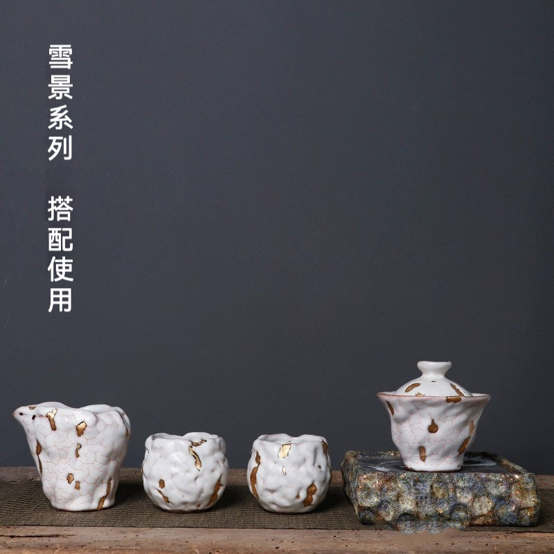 志野燒點金主人杯，南山居雪景系列手工陶瓷茶具套組，冰裂釉面搭配金箔紋理，包含蓋碗、公道杯與茶杯。