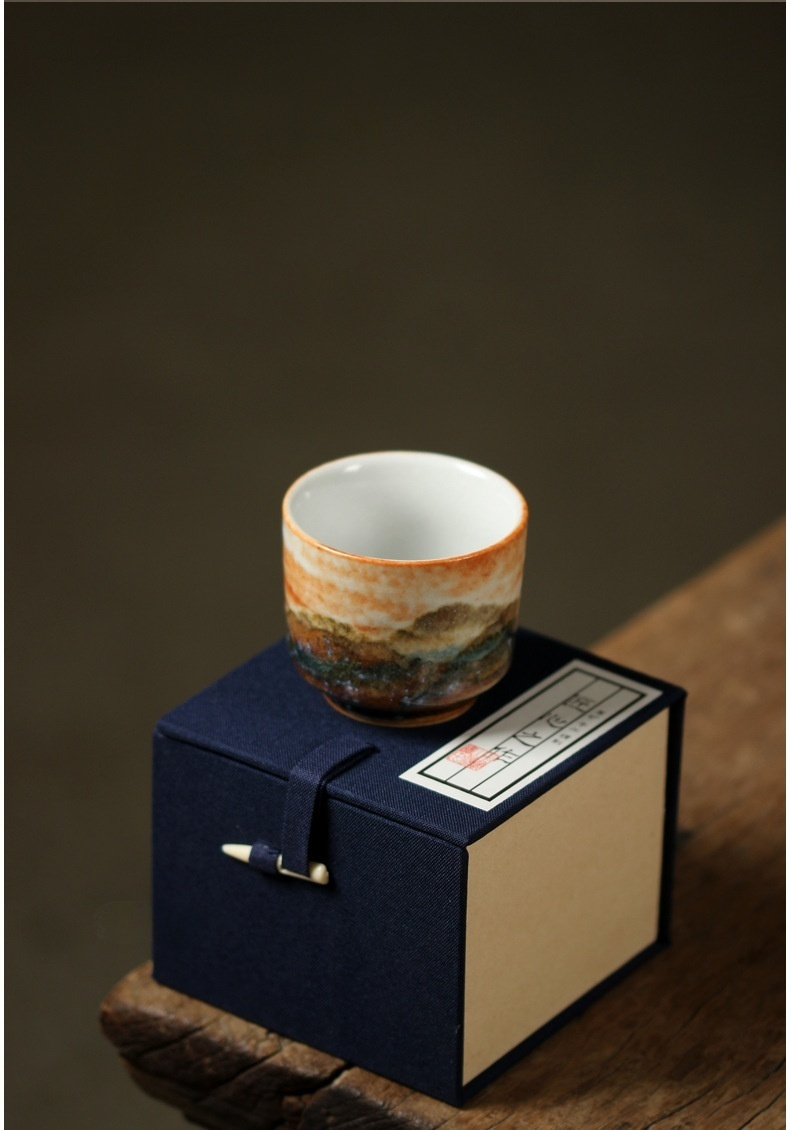 志野燒火燒雲品茗杯，南山居藝術釉變品茗杯，杯身呈現獨特山水景緻，色彩溫潤，質感細膩，是品茗絕佳之選。