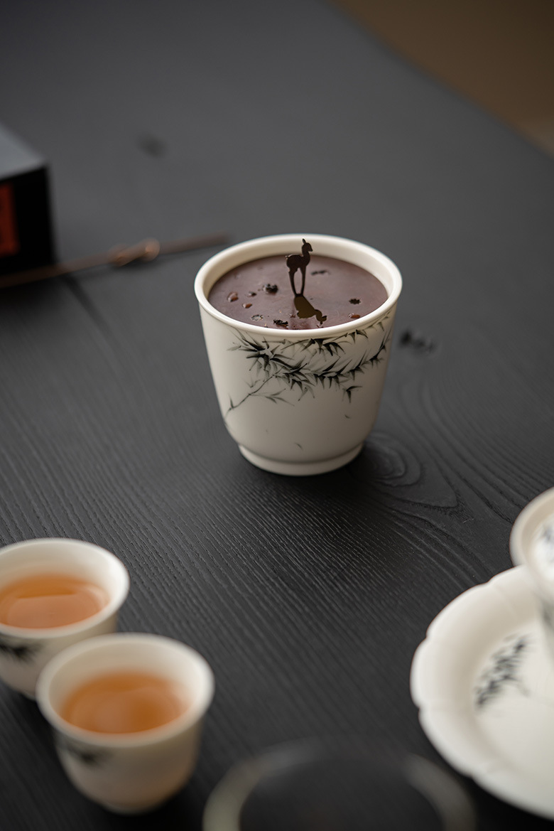 逆白墨竹 - 建水茶道配件，南山居雅緻竹紋陶瓷茶杯，杯中茶湯盈潤，搭配靈動茶寵，展現茶道生活美學與高品質茶具。
