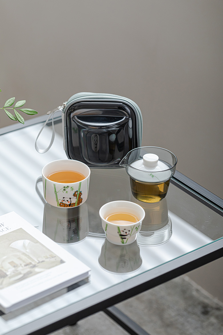 熊貓歡竹旅行快克杯茶具套裝，南山居便攜旅行茶具組，包含玻璃蓋碗與可愛熊貓圖案陶瓷茶杯，現代簡約風格。