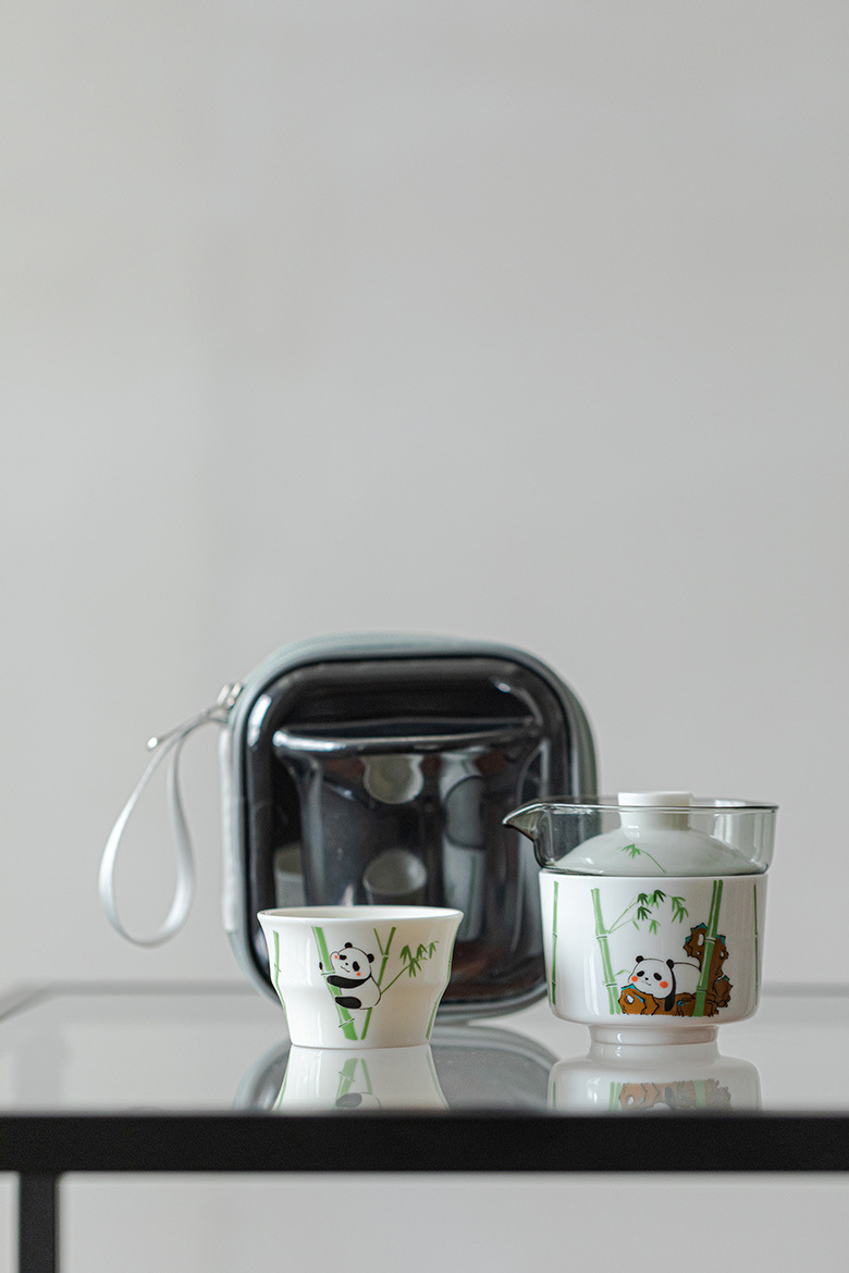 熊貓歡竹旅行快克杯茶具套裝，南山居便攜功夫茶具組，白瓷快客杯與茶壺繪有可愛熊貓竹林圖案，精巧實用。