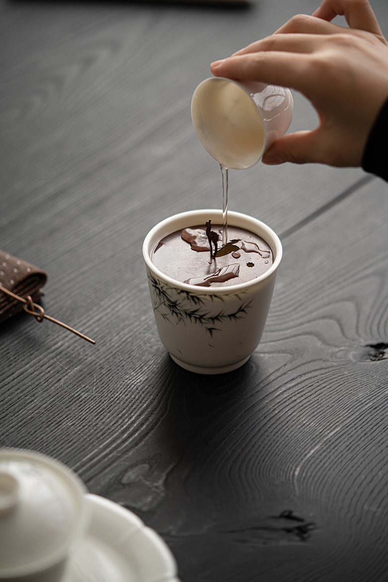 逆白墨竹 - 建水茶道配件，南山居手繪竹葉陶瓷茶杯，茶湯中浮現禪意鹿形擺件，展現獨特茶道意境。