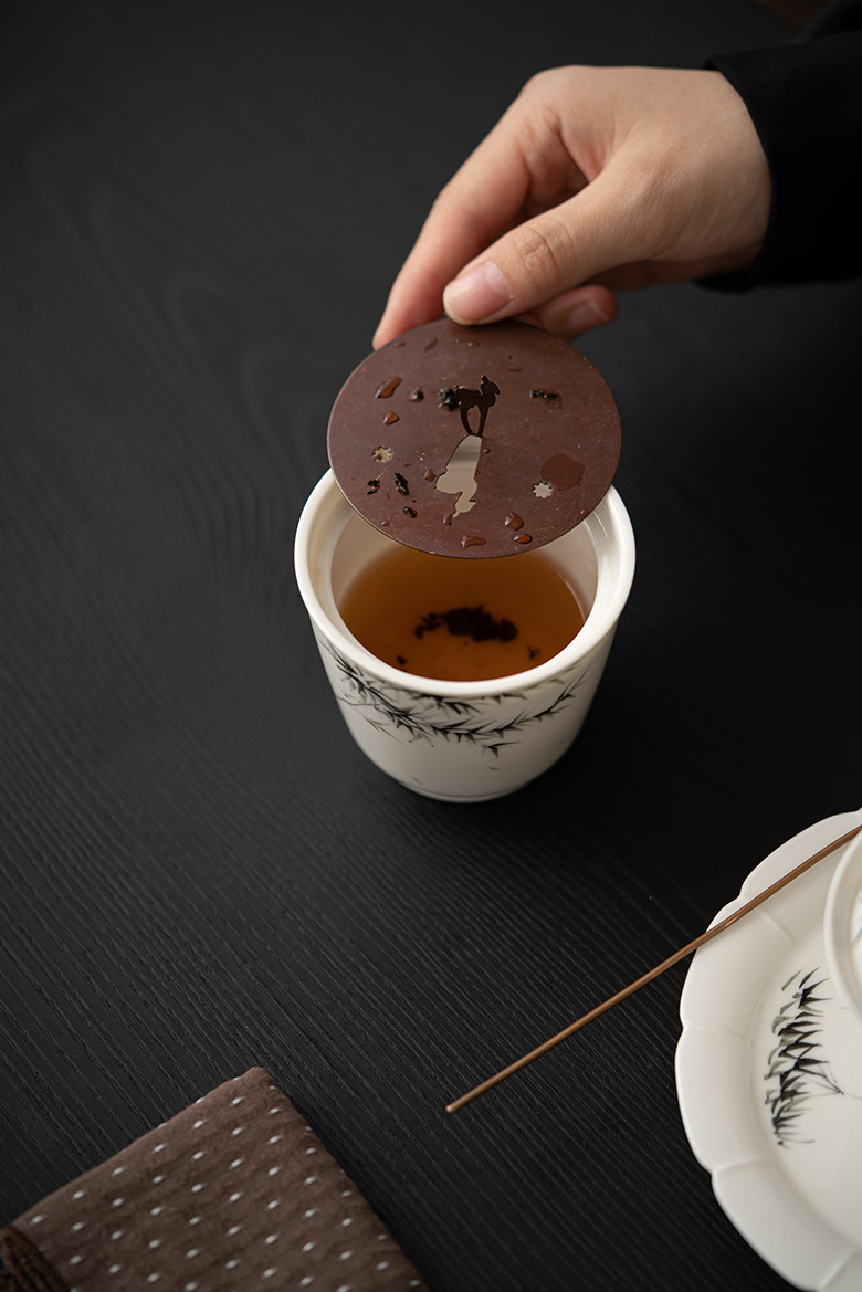 逆白墨竹 - 建水茶道配件，南山居禪意竹紋陶瓷茶杯搭配雅致紫砂濾蓋，茶湯清澈，盡顯品茗雅趣。