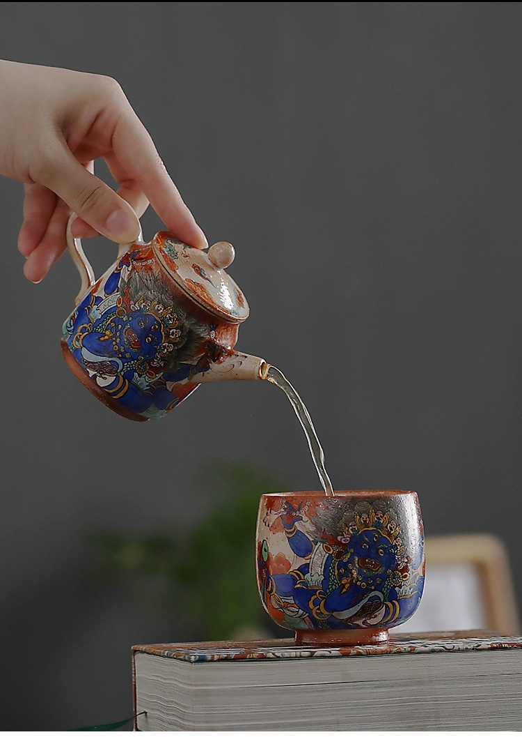志野燒 － 手繪大黑天唐卡茶具系列，南山居手繪陶瓷茶壺茶杯組，壺身與杯身飾以藍彩神獸圖騰，展現茶道藝術之美。