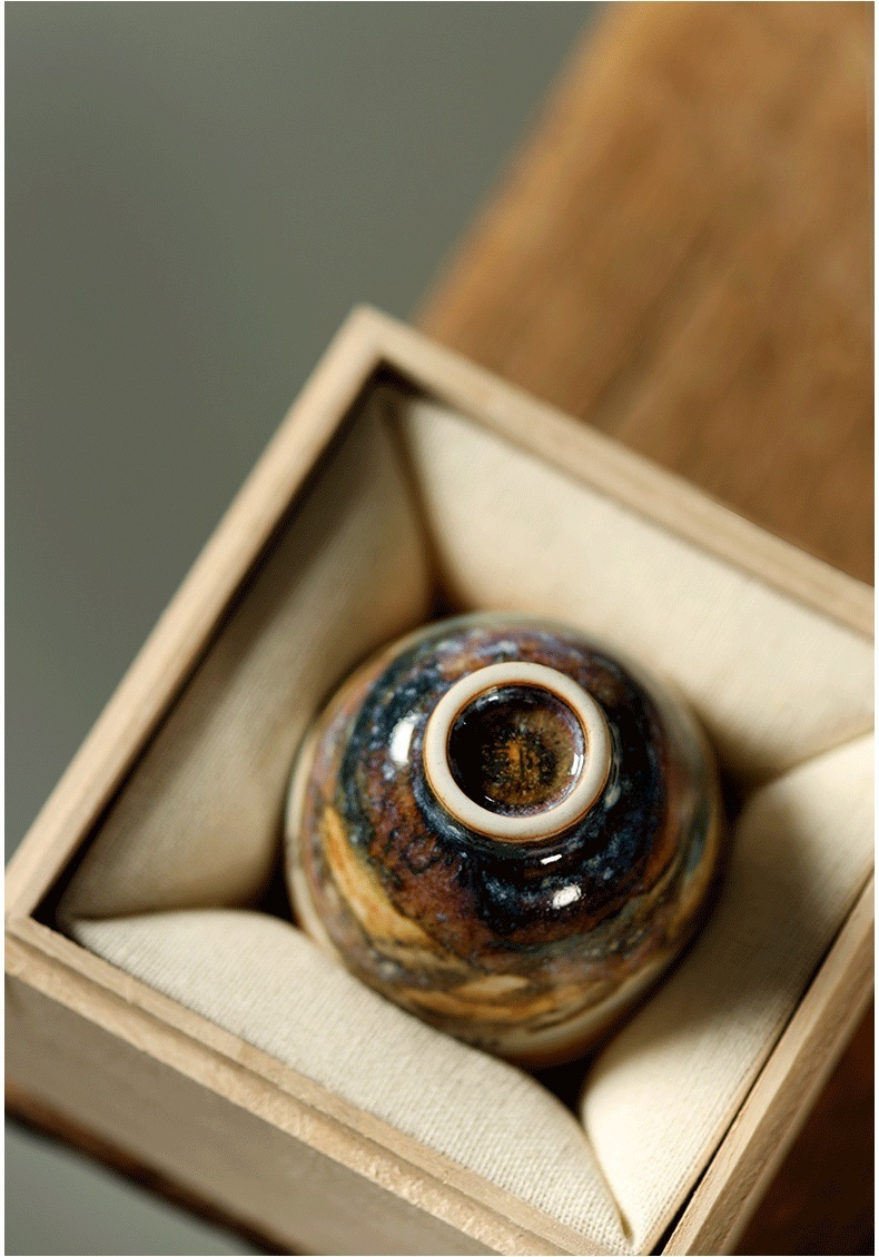 志野燒火燒雲山水品茗杯，南山居手工窯變釉品茗杯，釉色斑斕如星辰，圓潤器型靜臥精美木盒，盡顯茶道禪意。