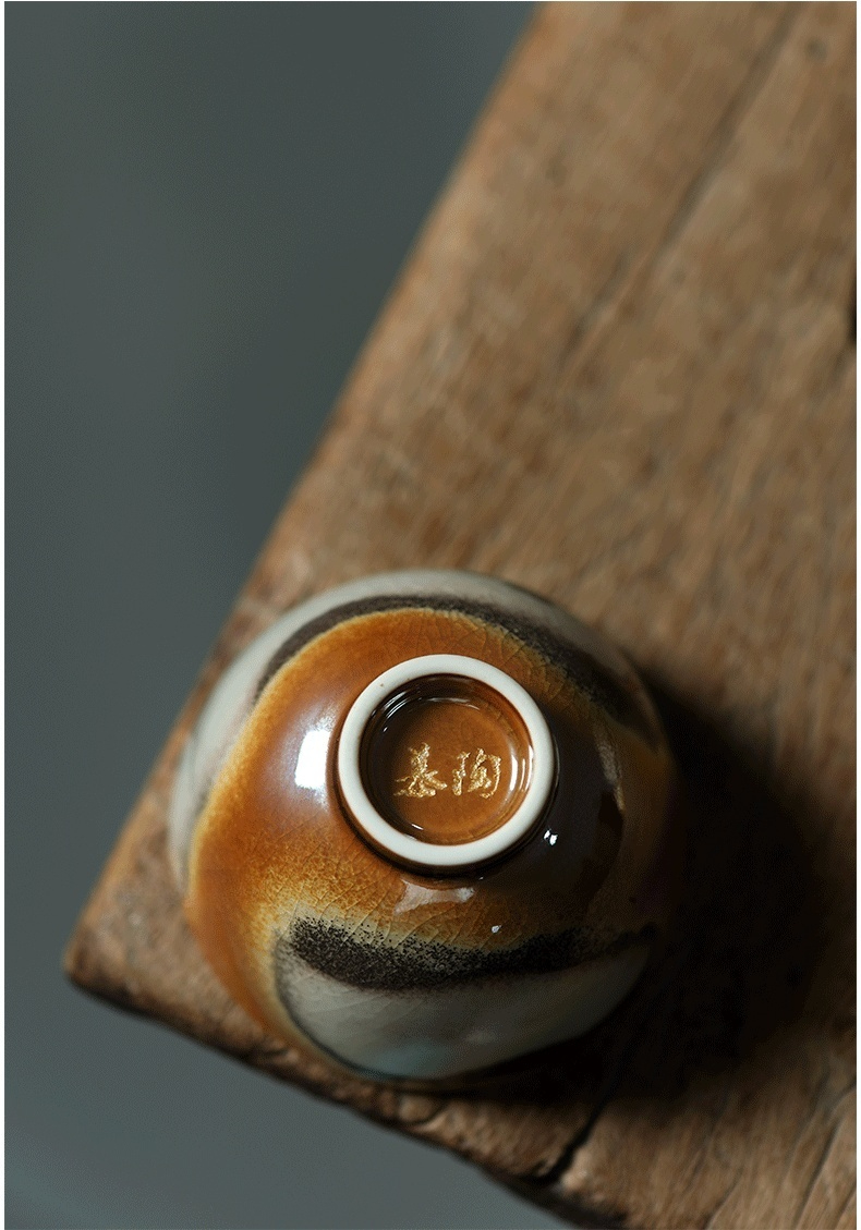 志野燒手繪山水品茗杯，南山居手工陶瓷茶杯，杯底印有「慕陶」金字款，杯身具獨特棕黑開片釉色，呈現禪意美學。