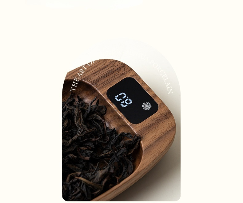 胡桃木電子茶則，南山居胡桃木智能數位茶秤，精準顯示茶葉重量，搭配深色烏龍茶葉，質感溫潤優雅。