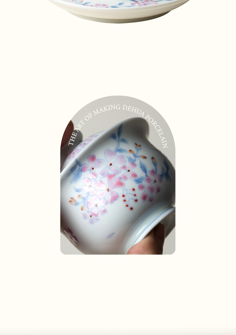 青花鬥彩 － 碟戲藍星蓋碗，南山居德化白瓷手繪櫻花蓋碗，器型溫潤雅致，粉色花瓣與藍色枝葉生動細膩。