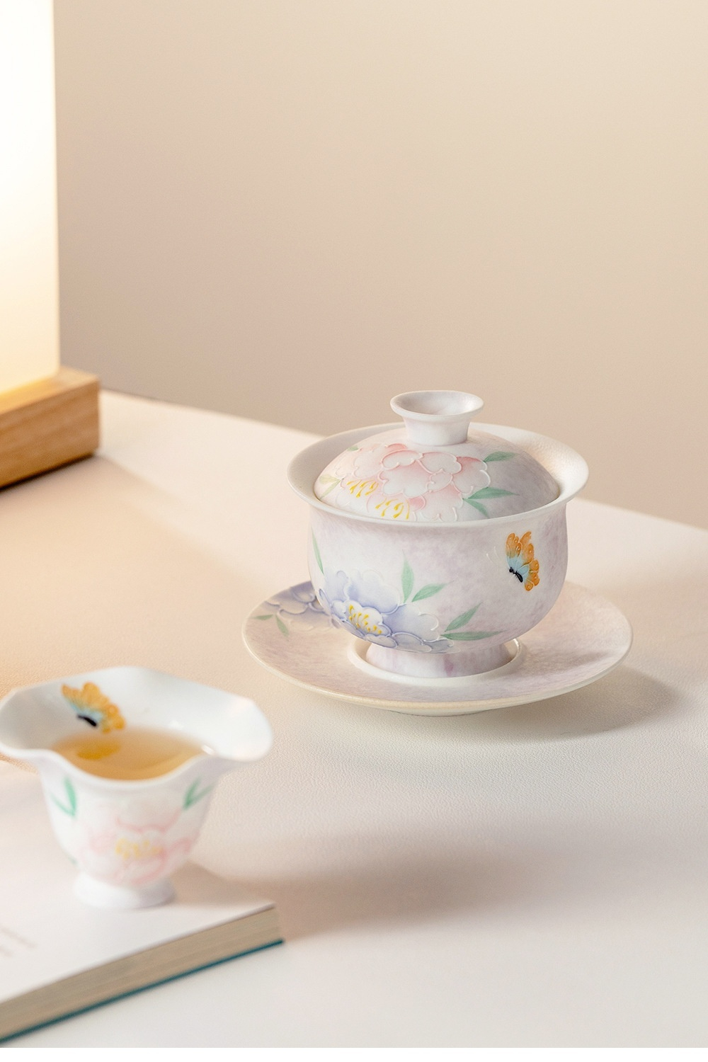富貴吉祥 － 手繪牡丹茶具，南山居手繪陶瓷花蝶蓋碗組，蓋碗與茶海皆飾以淡雅花卉及蝴蝶圖案，泥料溫潤，工藝精湛，呈現雅緻茶道美學。