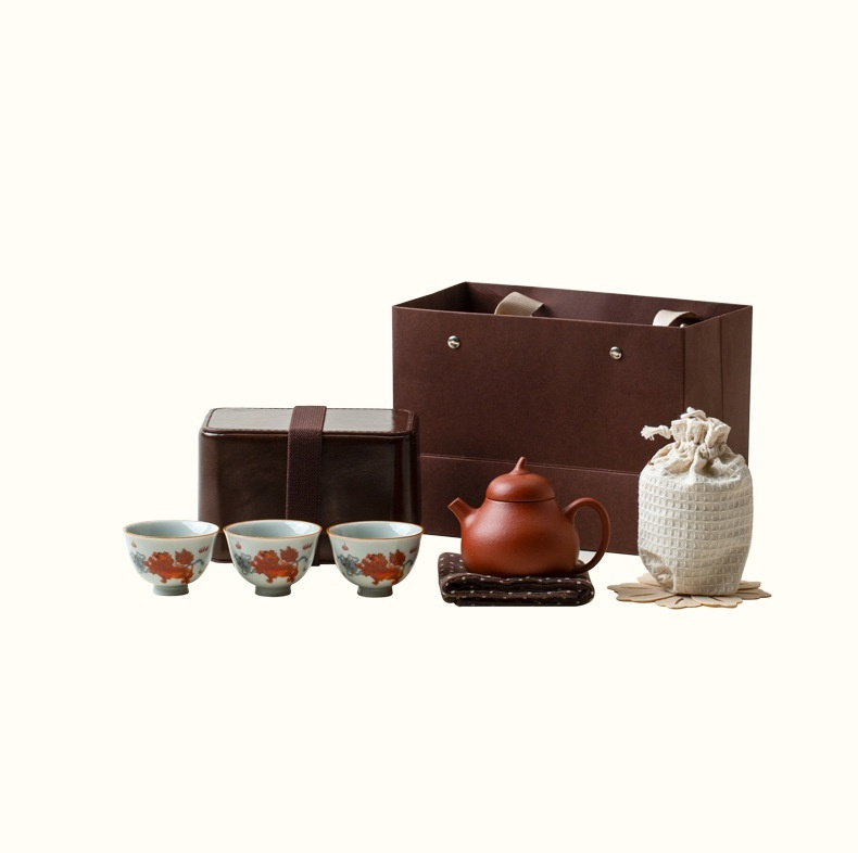 無缺 － 獅來運轉旅行茶具套裝，南山居旅行茶具組，紅褐紫砂壺、三只手繪茶杯、茶布與便攜收納盒，典雅精緻。