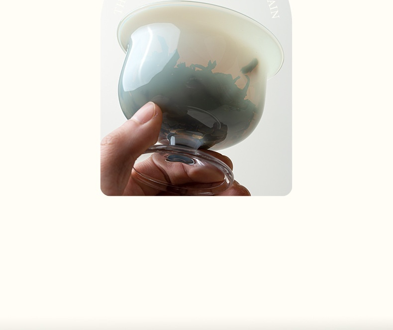月光白高足蓋碗，南山居手工幻彩漸變玻璃茶碗，高腳設計，杯身乳白與深邃灰綠交織，茶湯清澈可見。