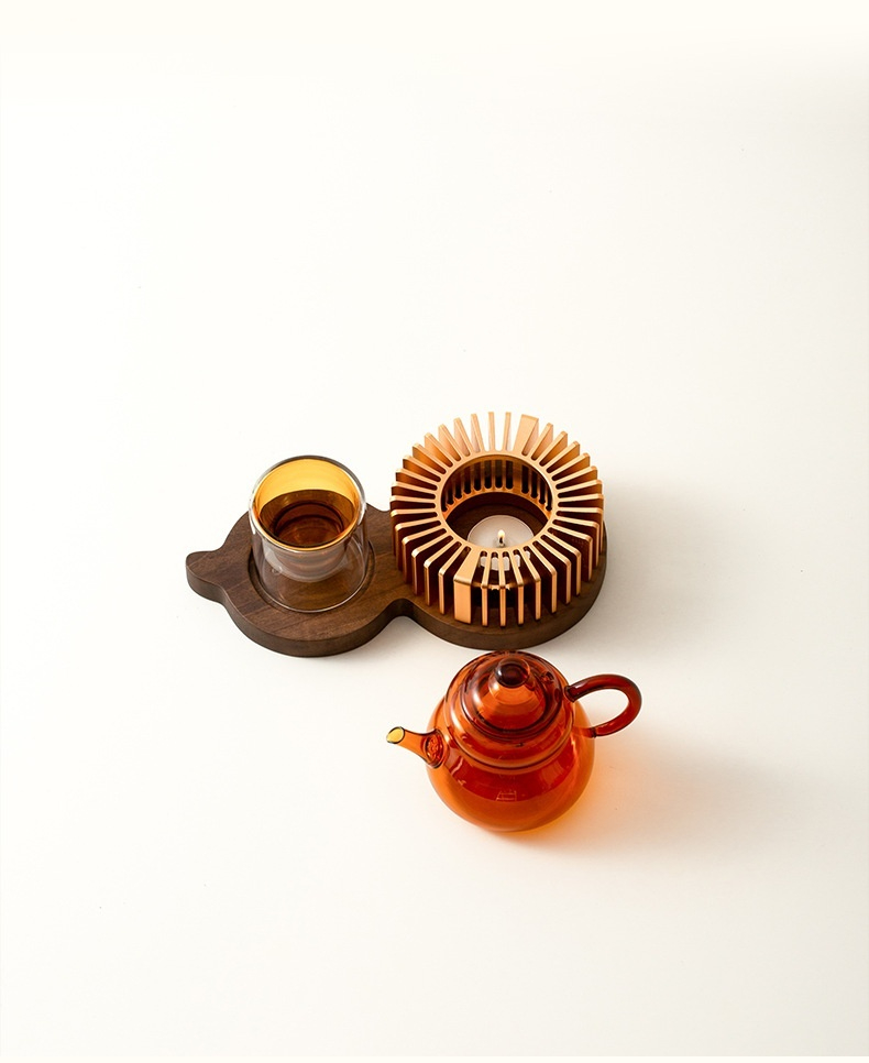 福祿 － 溫茶爐茶具套裝，南山居設計款琥珀色玻璃茶壺與玻璃茶杯，搭配胡桃木茶盤及金屬暖茶器茶爐，展現茶道美學。