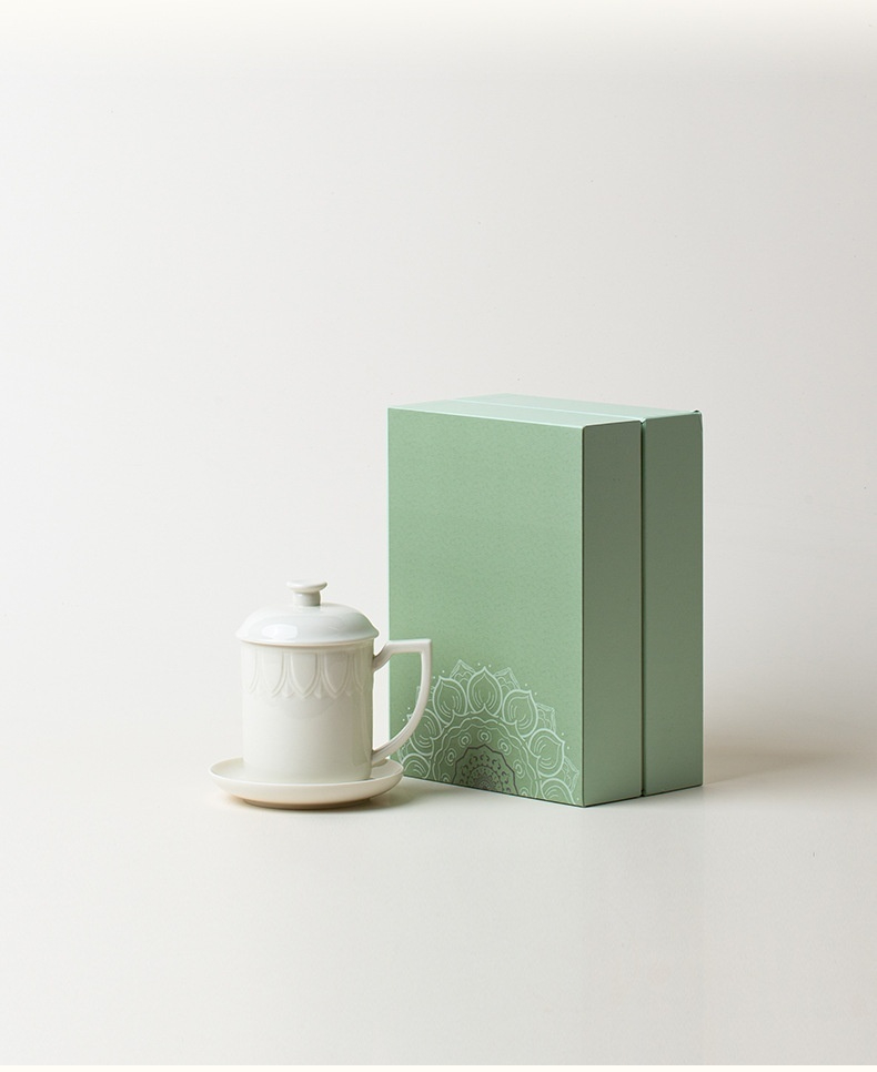 定窯白 － 蓮韻辦公杯，南山居雅白陶瓷帶蓋茶杯組，杯身飾精緻浮雕花紋，配同色茶碟及淺綠禪意禮盒。