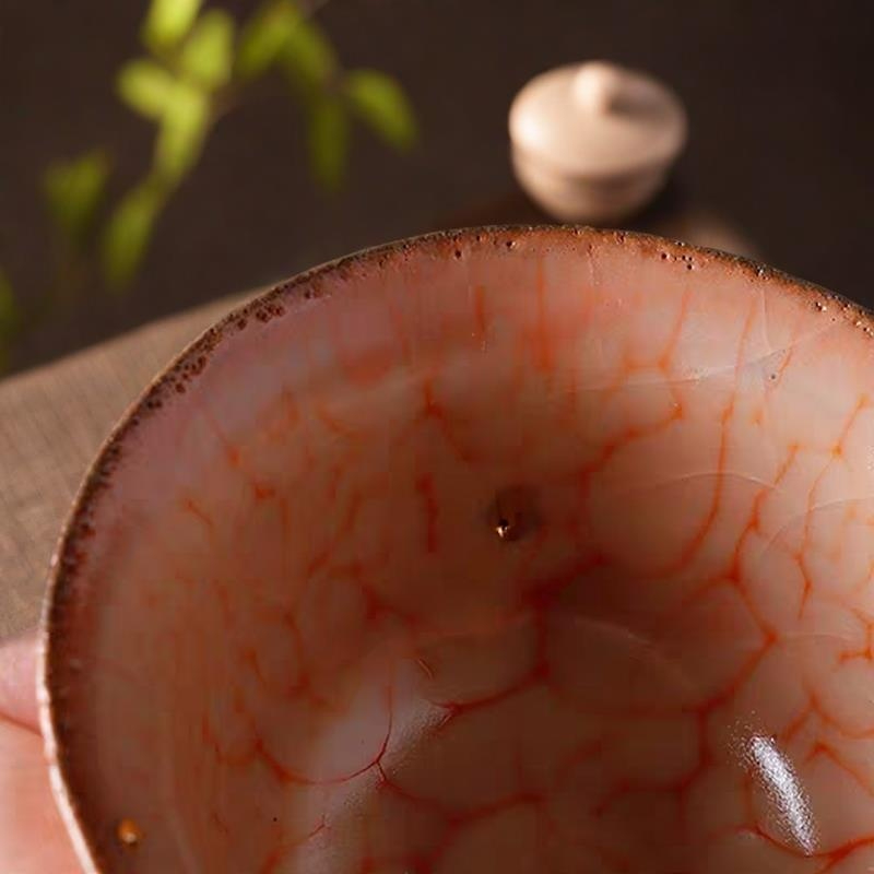 志野燒金龍魚二才蓋碗，南山居精緻窯變開片茶杯，內壁呈瑪瑙紅冰裂紋理，手工茶具彰顯品味。