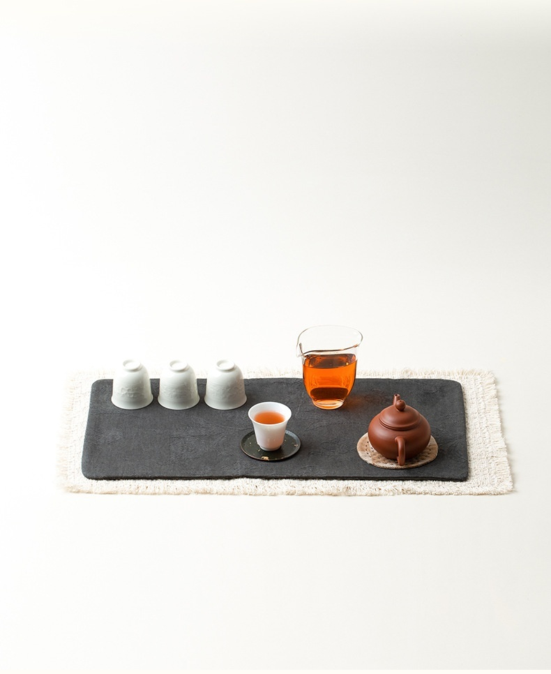 花影暗紋茶席，南山居手工紫砂壺與精緻白瓷茶杯組，搭配深色茶盤，呈現優雅品茗意境。