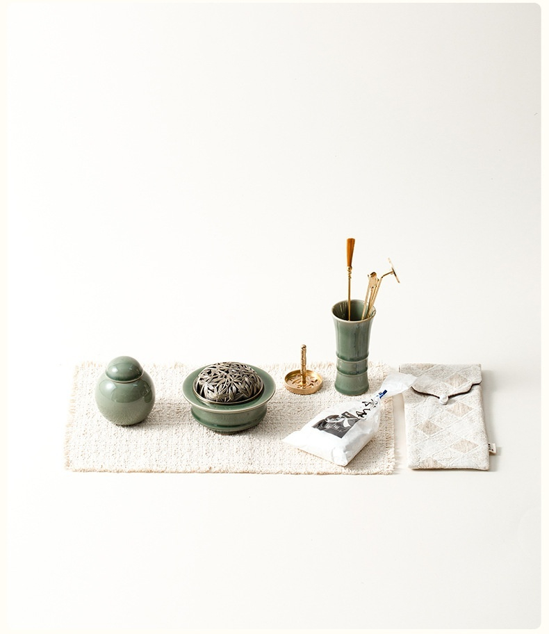 方寸香事 － 越窯青瓷香篆套裝，南山居碧綠釉陶瓷香道茶具組，包含鏤空銅蓋香爐、圓潤茶罐與茶具筒，展現茶席禪意。