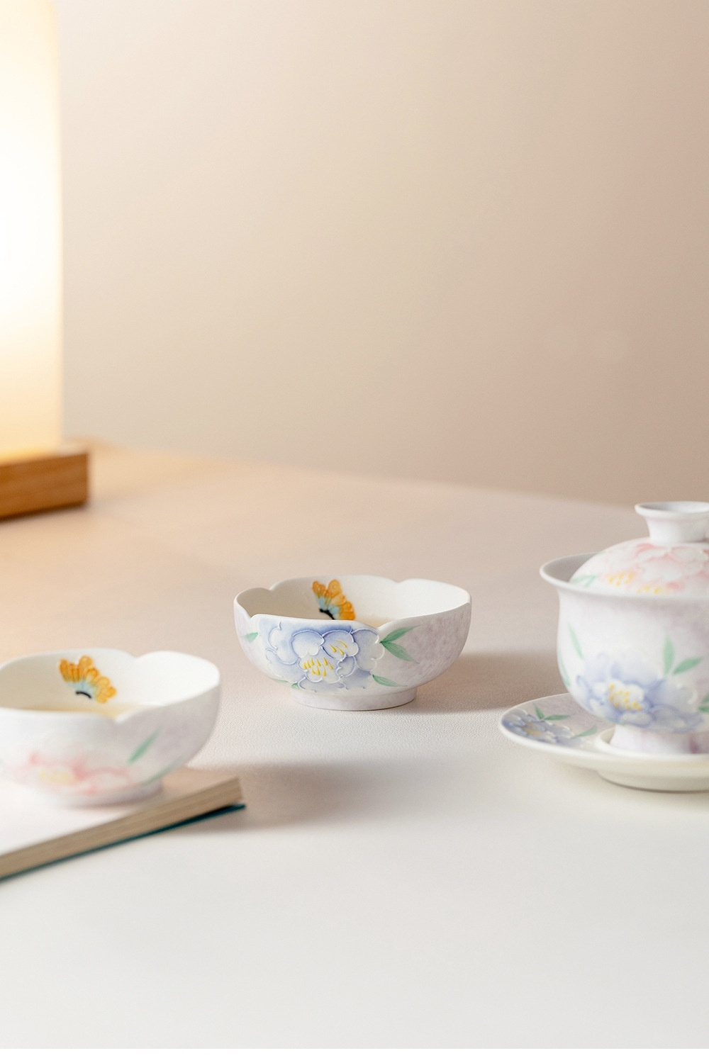富貴吉祥 － 手繪牡丹茶具，南山居手繪陶瓷花瓣茶杯與蓋碗，雅緻藍紫色花卉圖案，茶道美學。