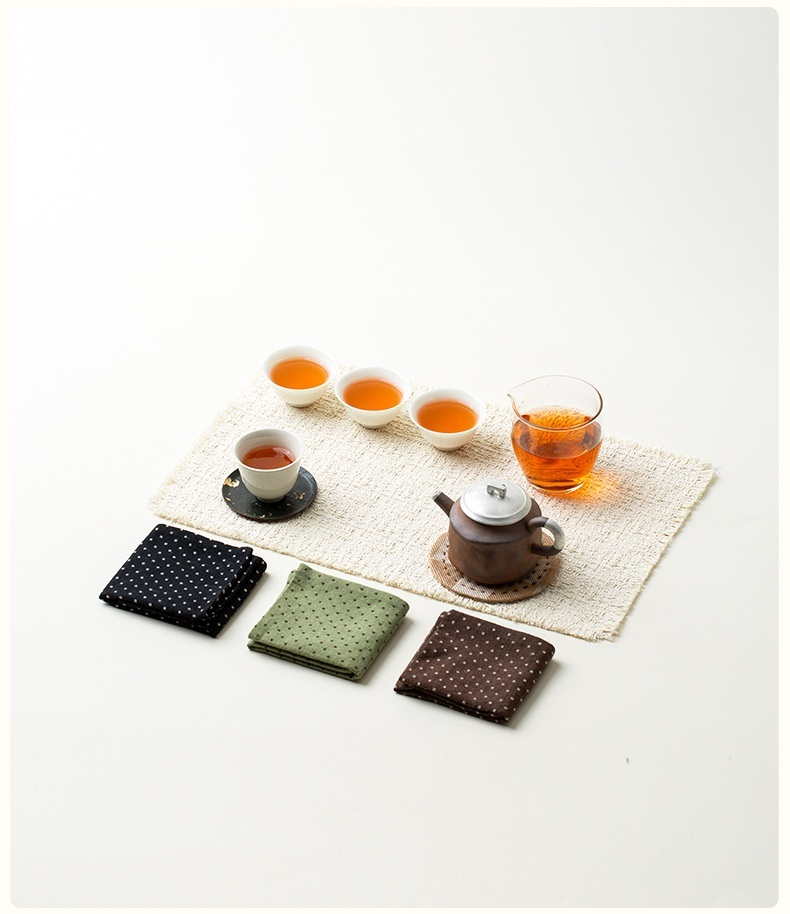 小波點 － 棉麻吸水茶巾，南山居雅致陶壺茶具組，搭配玻璃公道杯、精巧品茗杯與質感茶巾，展現和諧茶席美學。