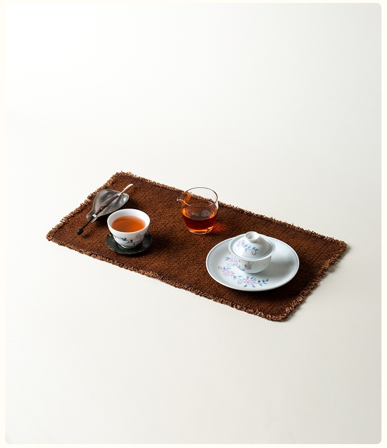 青花鬥彩 － 碟戲藍星蓋碗，南山居精品茶具，包含青花陶瓷茶杯、玻璃公道杯、彩繪陶瓷蓋碗與葉形茶漏，呈現優雅茶席。