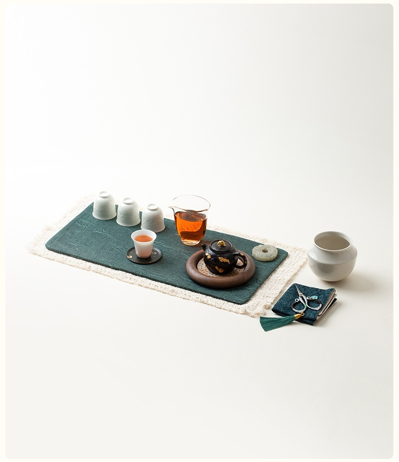 花影暗紋茶席，南山居質感茶席佈置，包含黑色鎏金陶瓷茶壺、白瓷品茗杯、玻璃公道杯及茶席墊，呈現專業茶道美學。