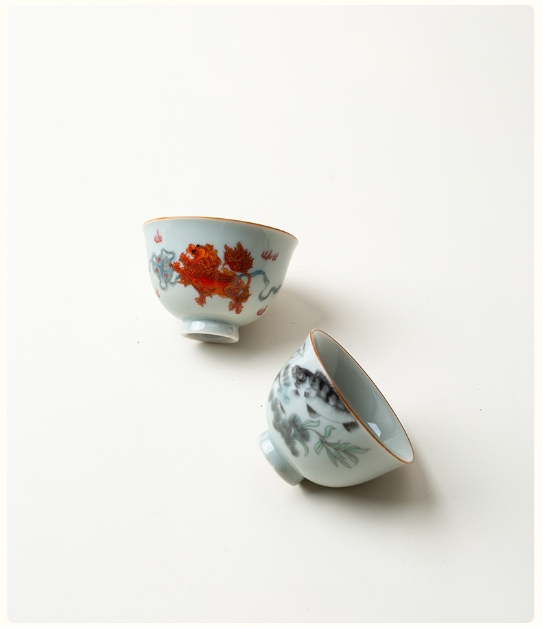 無缺 － 獅來運轉旅行茶具套裝，南山居手繪陶瓷品茗杯對組，一為紅彩祥瑞獸圖騰，一為墨韻錦鯉圖案，雅緻茶具。