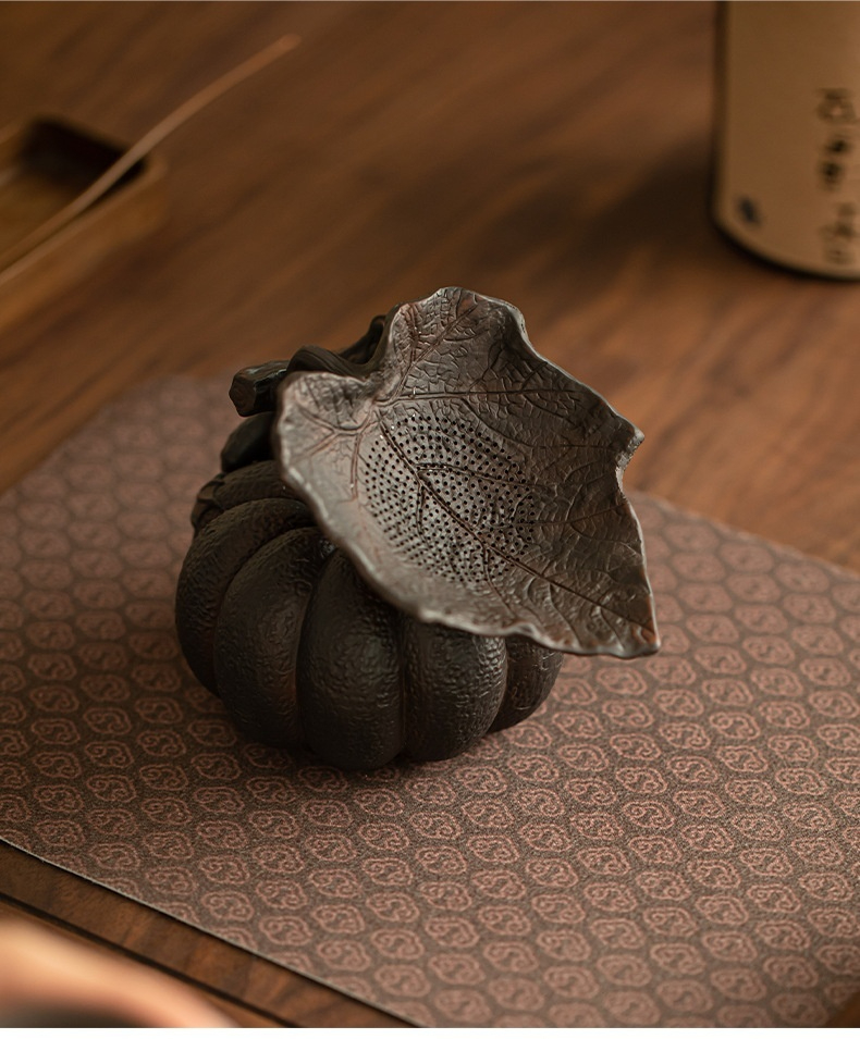 紫陶南瓜過濾茶漏擺件，南山居手工紫砂茶濾，底部南瓜造型，頂部鏤空葉片，高效過濾茶湯，提升品茗雅趣。