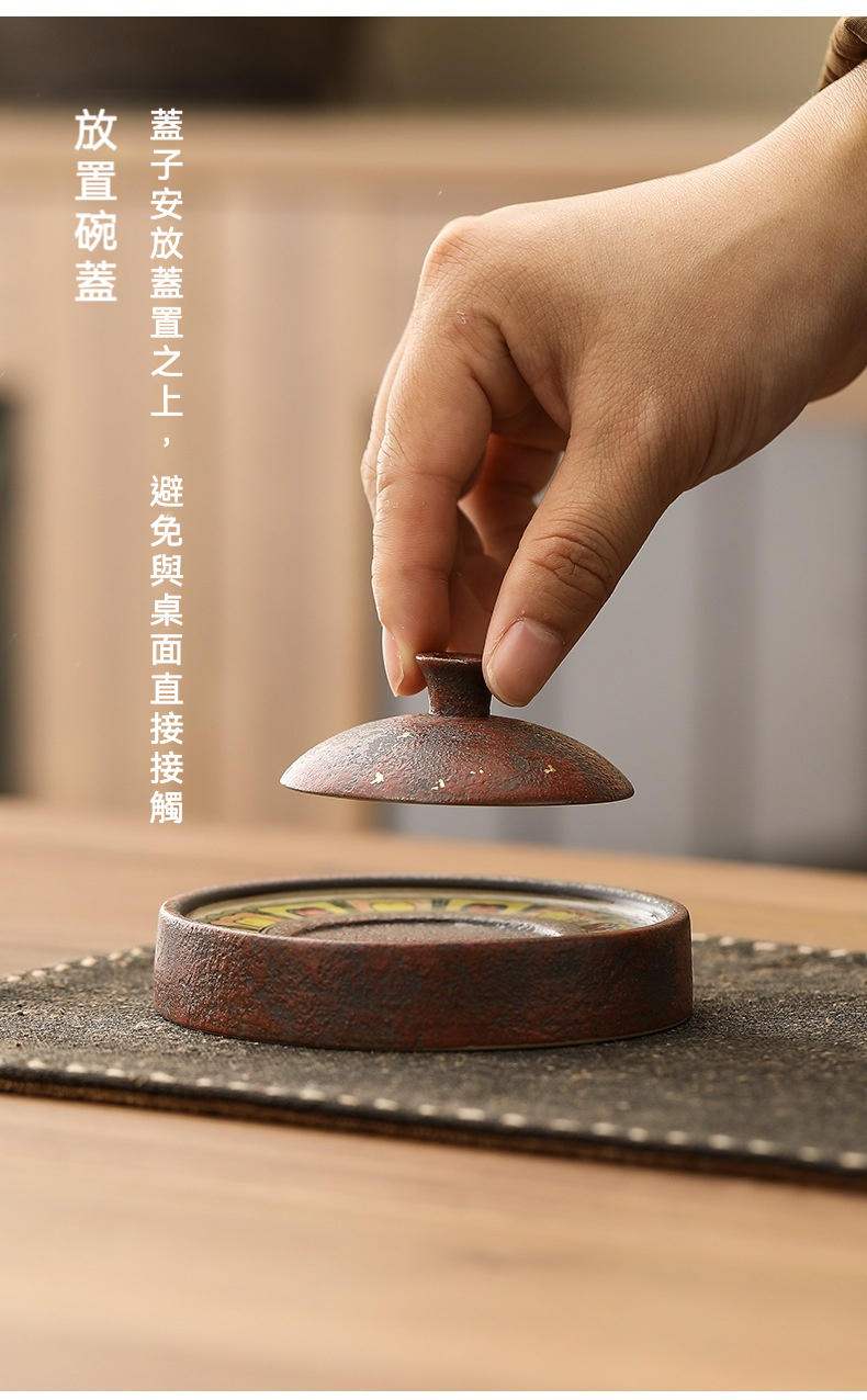 手繪唐卡茶具 - 蓋置，南山居粗陶茶蓋架，古樸深棕色調與斑駁紋理，為蓋碗提供穩妥承放。