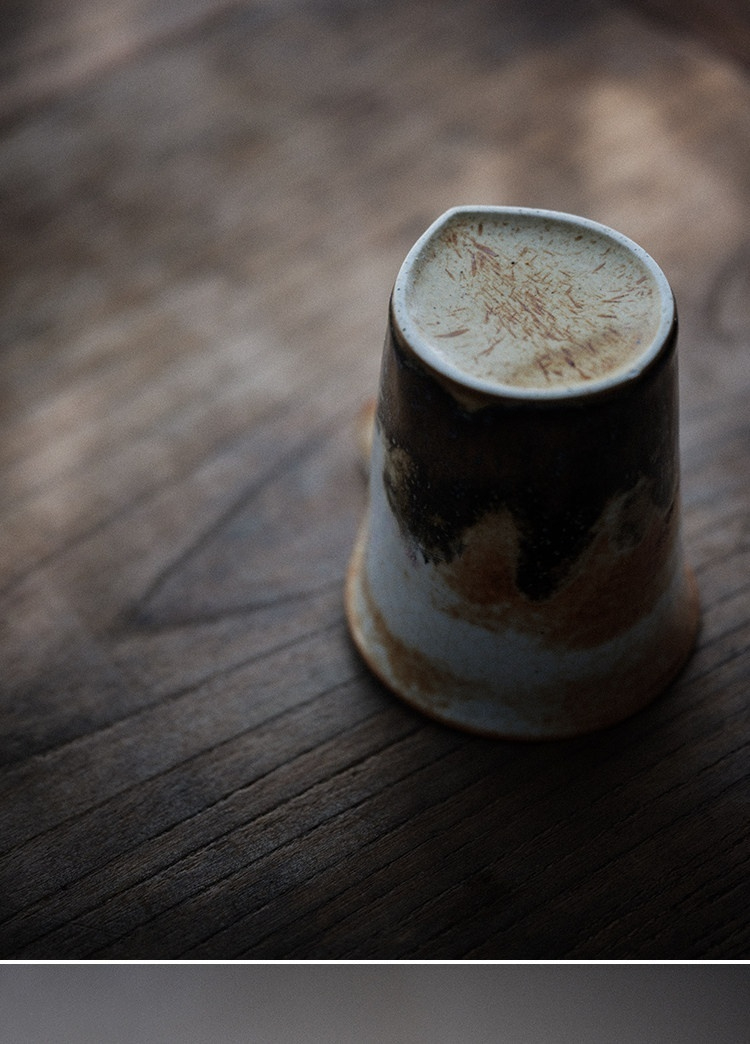志野燒火燒雲公道杯，南山居手工陶藝茶杯，獨特窯變釉彩流淌，口沿隨形盡顯禪意美學。