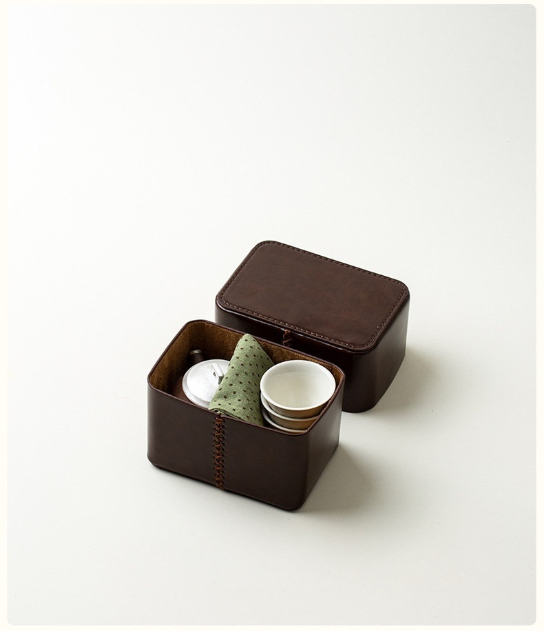 小波點 － 棉麻吸水茶巾，南山居手工皮革便攜茶具組，深棕色皮盒搭配雅緻縫線，內含精緻白瓷茶壺與兩只茶杯。