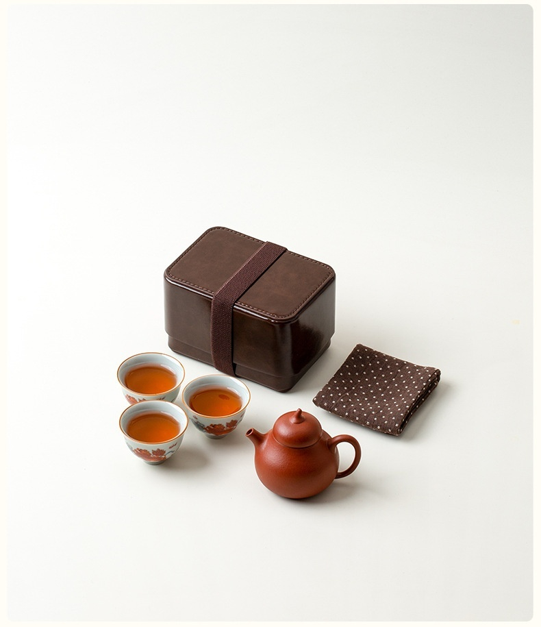 無缺 － 獅來運轉旅行茶具套裝，南山居便攜茶具組，內含朱泥茶壺、三只手繪花卉茶杯、茶巾與皮革收納盒，質感優雅。