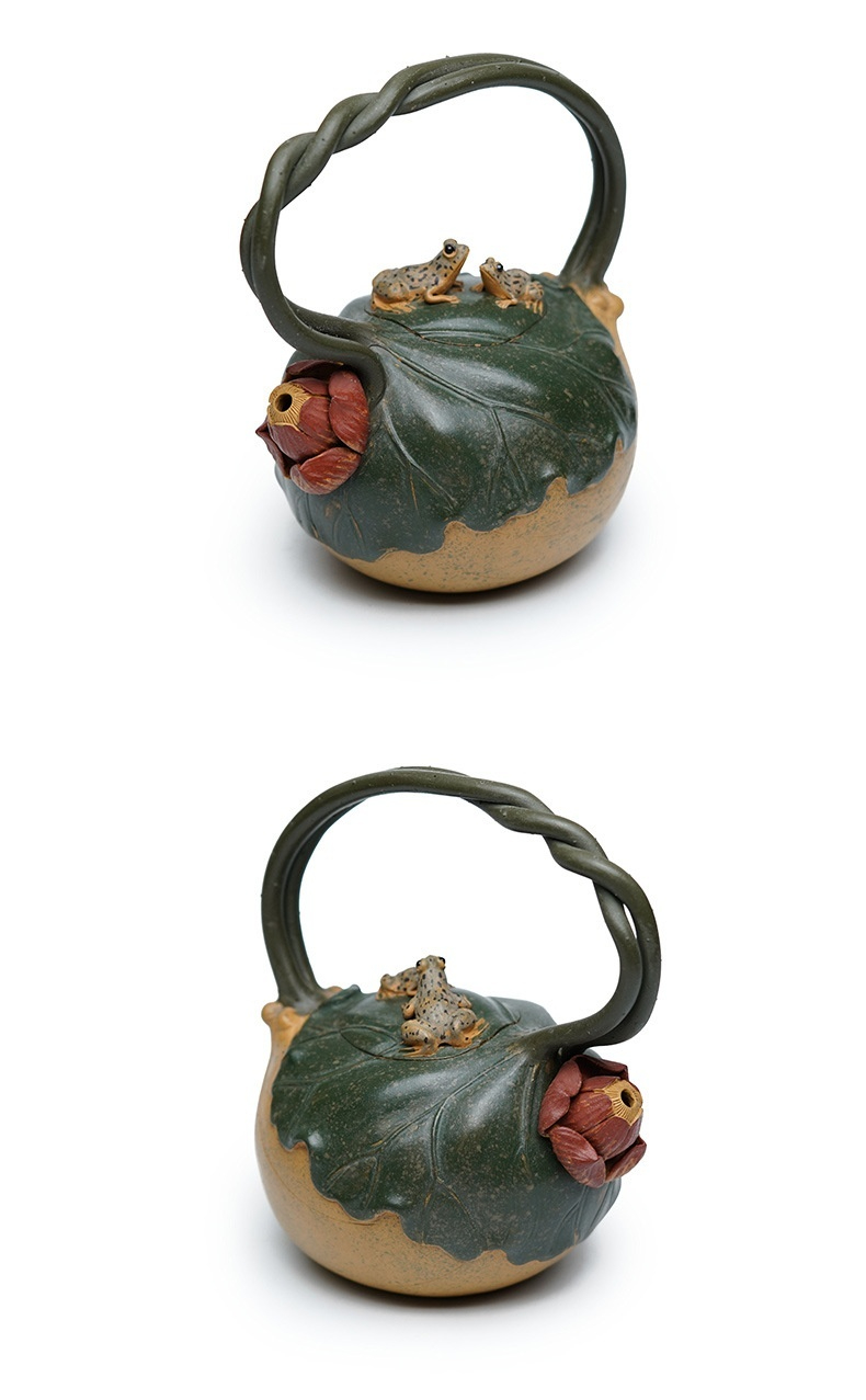 宜興紫砂壺黃金段泥荷趣提梁仿生壺(650ml)，南山居手工荷塘蛙趣提梁壺，紫砂泥料仿荷葉與蓮花設計，壺蓋飾兩隻青蛙，藤蔓提梁精巧雅緻。