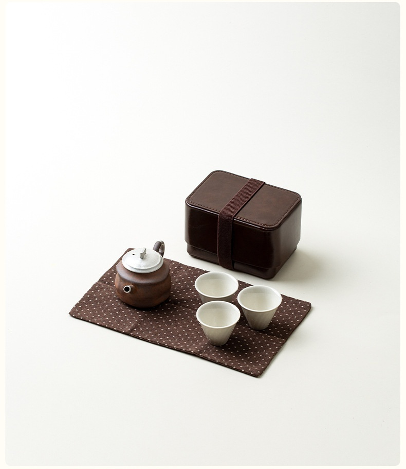 小波點 － 棉麻吸水茶巾，南山居旅行功夫茶具組，包含深棕色陶瓷茶壺、三只白瓷茶杯及收納盒，輕巧便攜，適合戶外品茗。