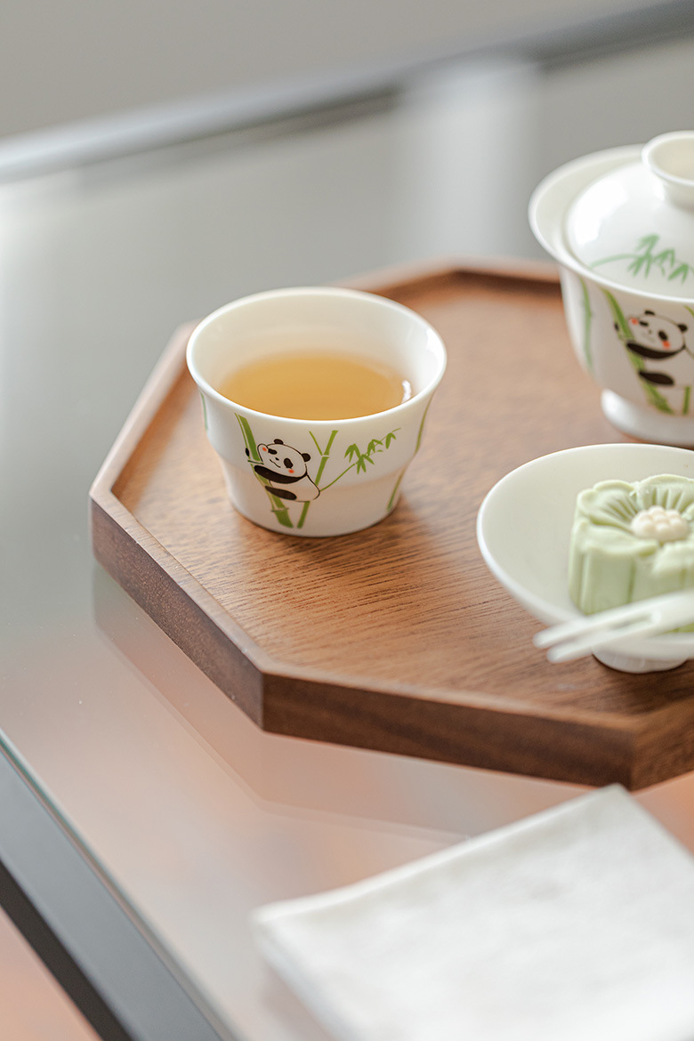 玉泥白瓷 － 竹節杯，南山居熊貓竹林系列陶瓷茶杯與蓋碗，搭配溫潤木質茶盤及茶點，展現雅緻茶席美學。