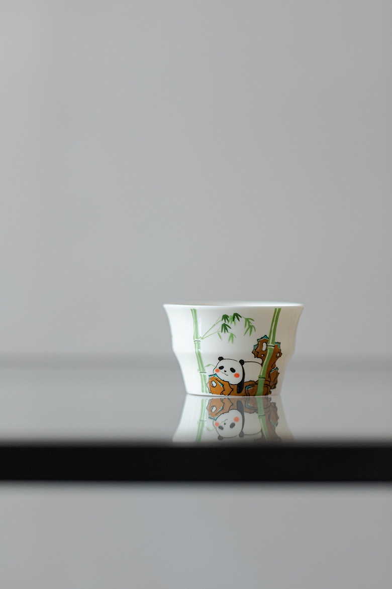 玉泥白瓷 － 竹節杯，南山居精緻陶瓷品茗杯，杯身潔白溫潤，飾有手繪可愛熊貓與翠竹圖案，茶席點睛。