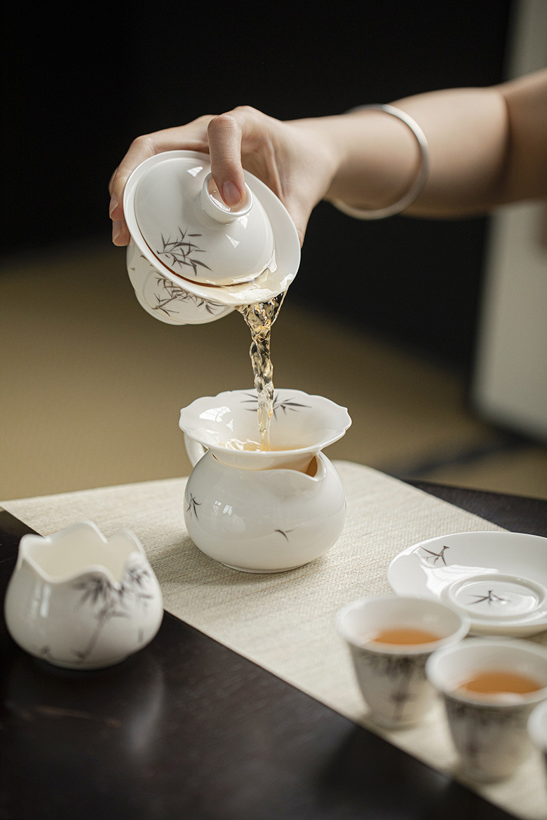 雲起自在 － 墨竹茶具套裝，南山居高品質白瓷茶具，手繪竹影蓋碗茶湯緩緩注入公道杯，優雅展現茶道美學。