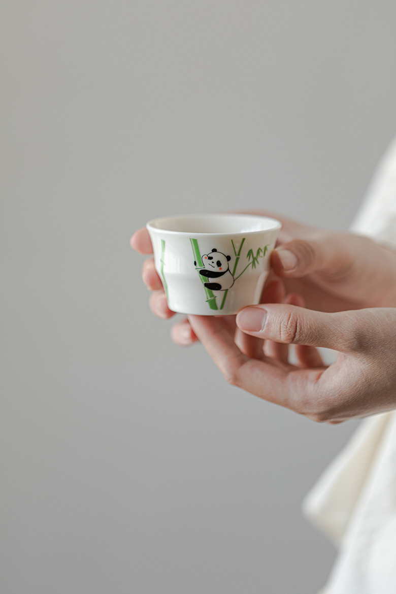 玉泥白瓷 － 竹節杯，南山居手繪熊貓竹林白瓷茶杯，功夫茶具，器型雅緻，為茶席增添童趣。