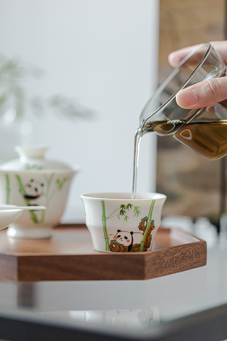 玉泥白瓷 － 竹節杯，南山居熊貓陶瓷茶杯，繪製可愛竹林圖案，透明公道杯優雅注茶，呈現品茗之美。