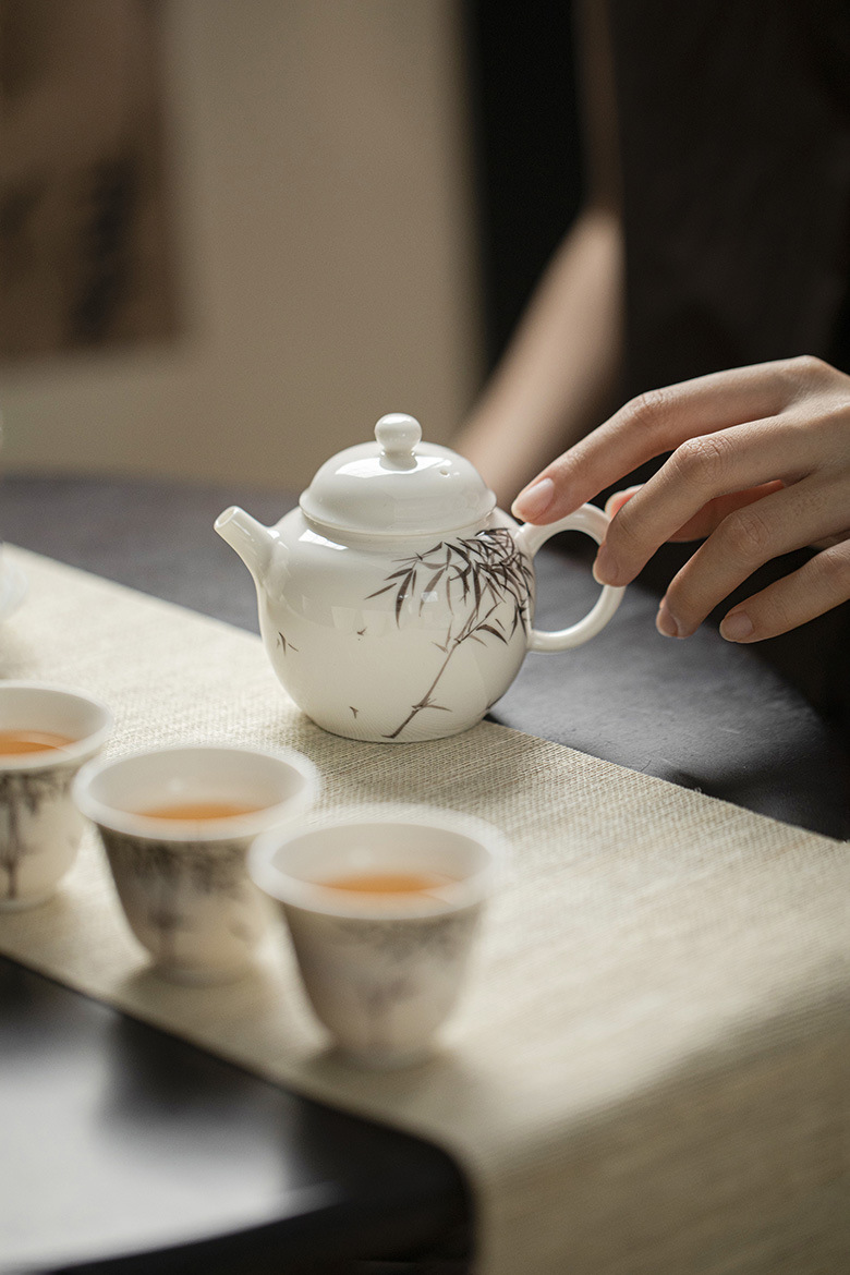 雲起自在 － 墨竹茶具套裝，南山居精緻陶瓷茶壺，壺身圓潤，手繪水墨竹林圖案，搭配同款茶杯，展現東方禪意美學。